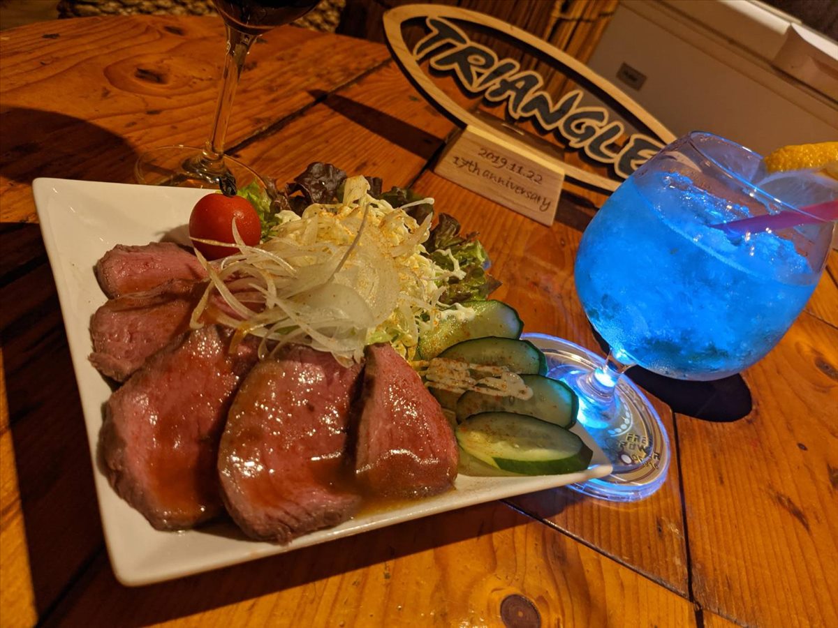 ローストビーフとブルーのカクテル