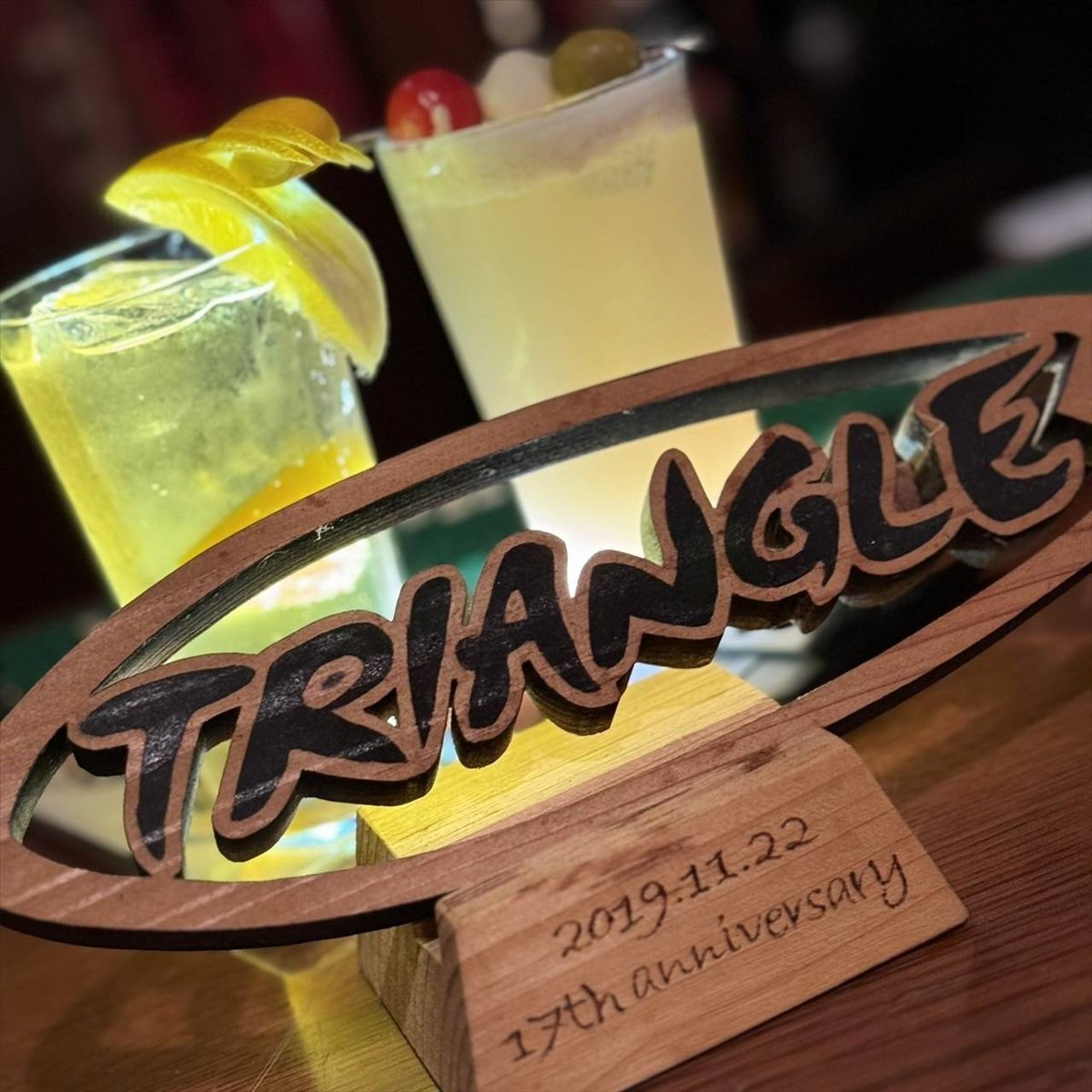 TRIANGLEの木製サインとカクテル